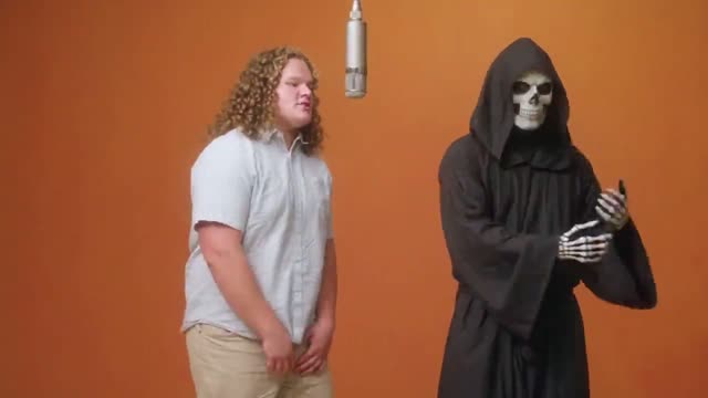 Un ragazzo e la morte con la falce che fanno tutta la coreografia.