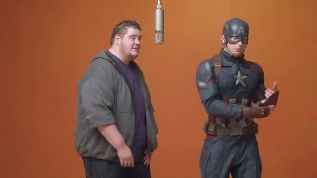 Un ragazzo qualunque e un supereroe in costume, con le stesse mosse dell'originale.